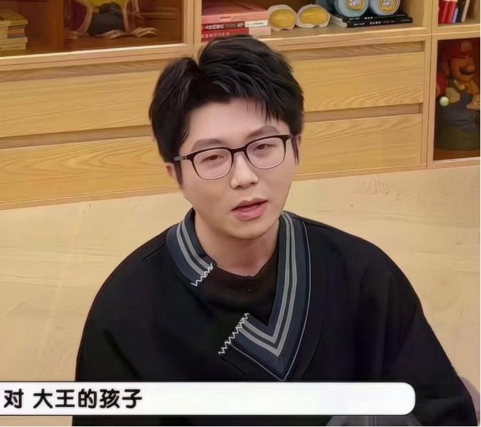 孟鹤堂：“毛毛是不是也当爹了？”毛不易：“没有。”孟鹤堂：“不是当干爹了