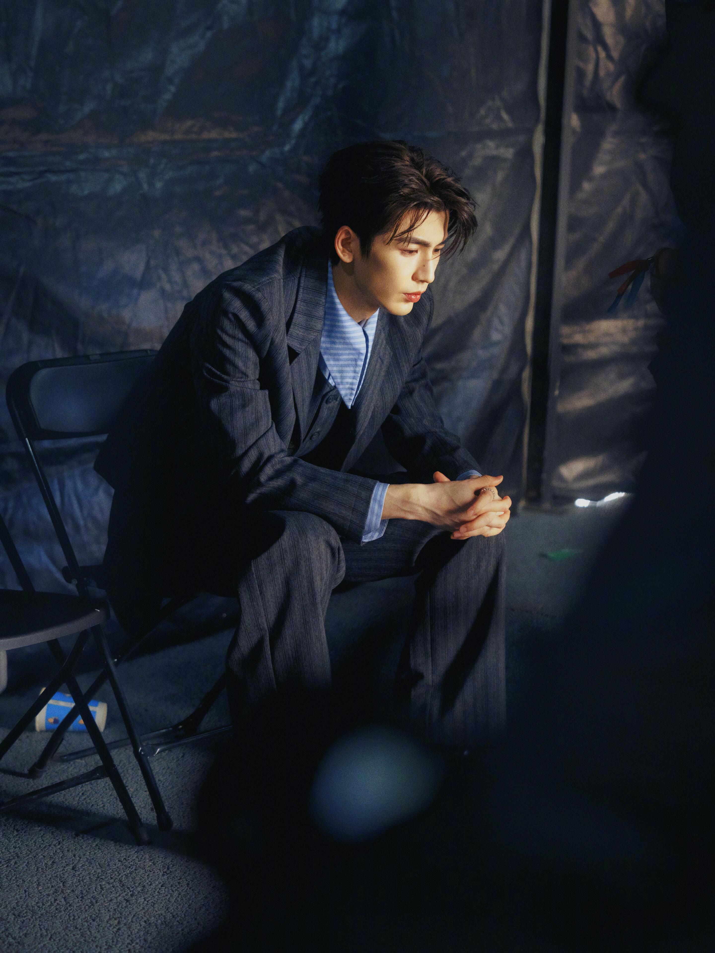 张凌赫这两张幕后图好绝！完全跟画一样赏心悦目