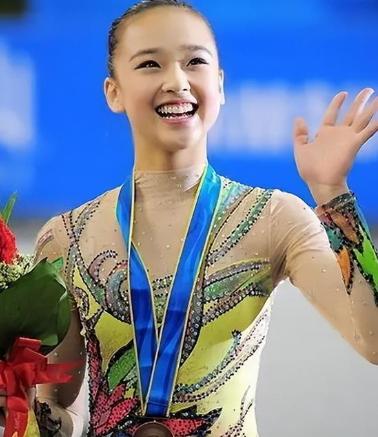 🌙2002年5月，24岁的韩国体操女神许昭英，顶着父母的反对，顶着“叛徒”骂名