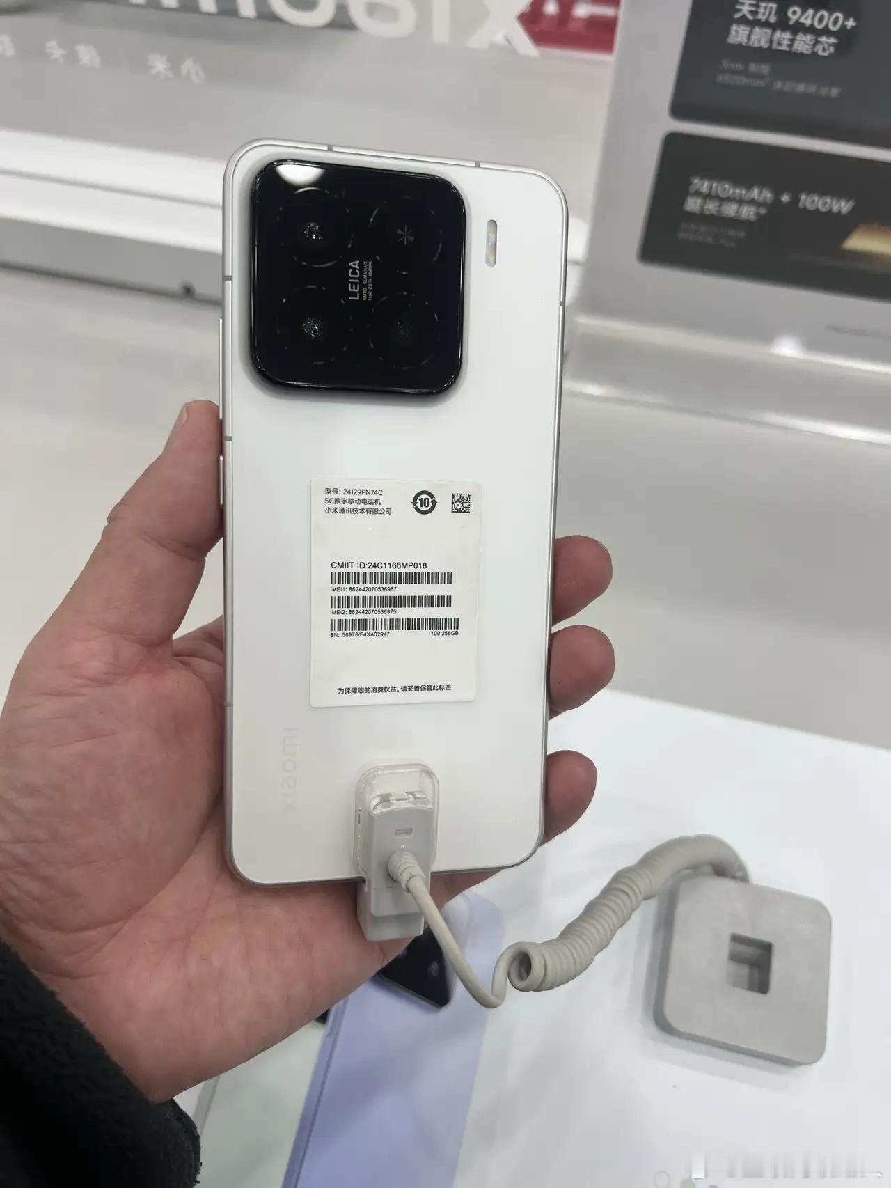 最近为家里老人挑手机，在小米15和红米K90之间纠结得不行，两款手机各有千秋，真