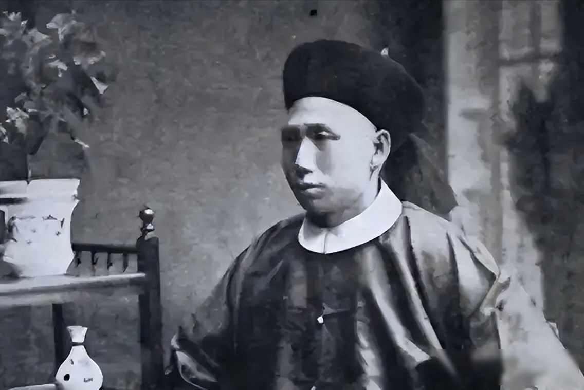 他守了一辈子海，死后却被自己的朝廷漆成黑棺、捆上三道铁箍，当成罪人埋在村头。六十