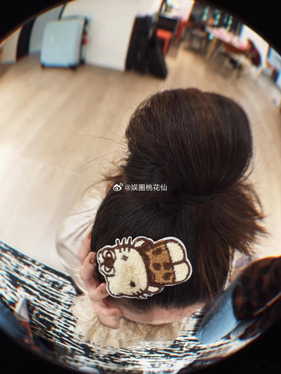 41岁的郭碧婷头上就长出了不少的白头发了，晒出的自拍照是真不避讳，一点不掩饰自己