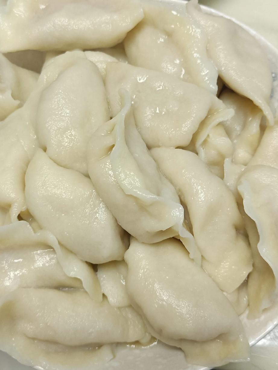 我家王爷说，快点包饺子吧！都要馋死啦！由于亲家母回家，我在女儿家住了五宿，我老