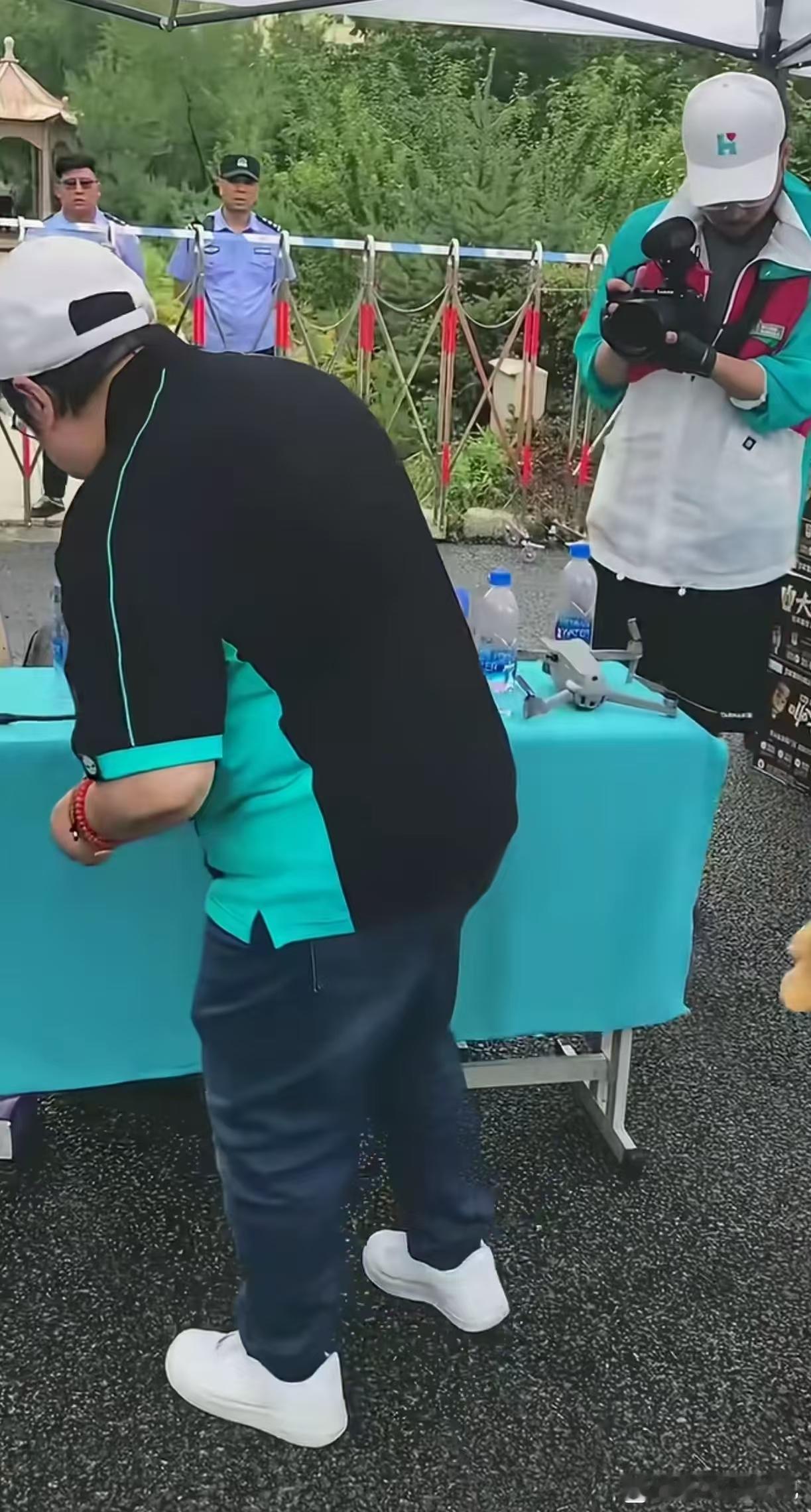 韩红的事非常简单，不知道韩红，为什么非要搞得这么复杂！针对网友的所有疑问，韩红拿