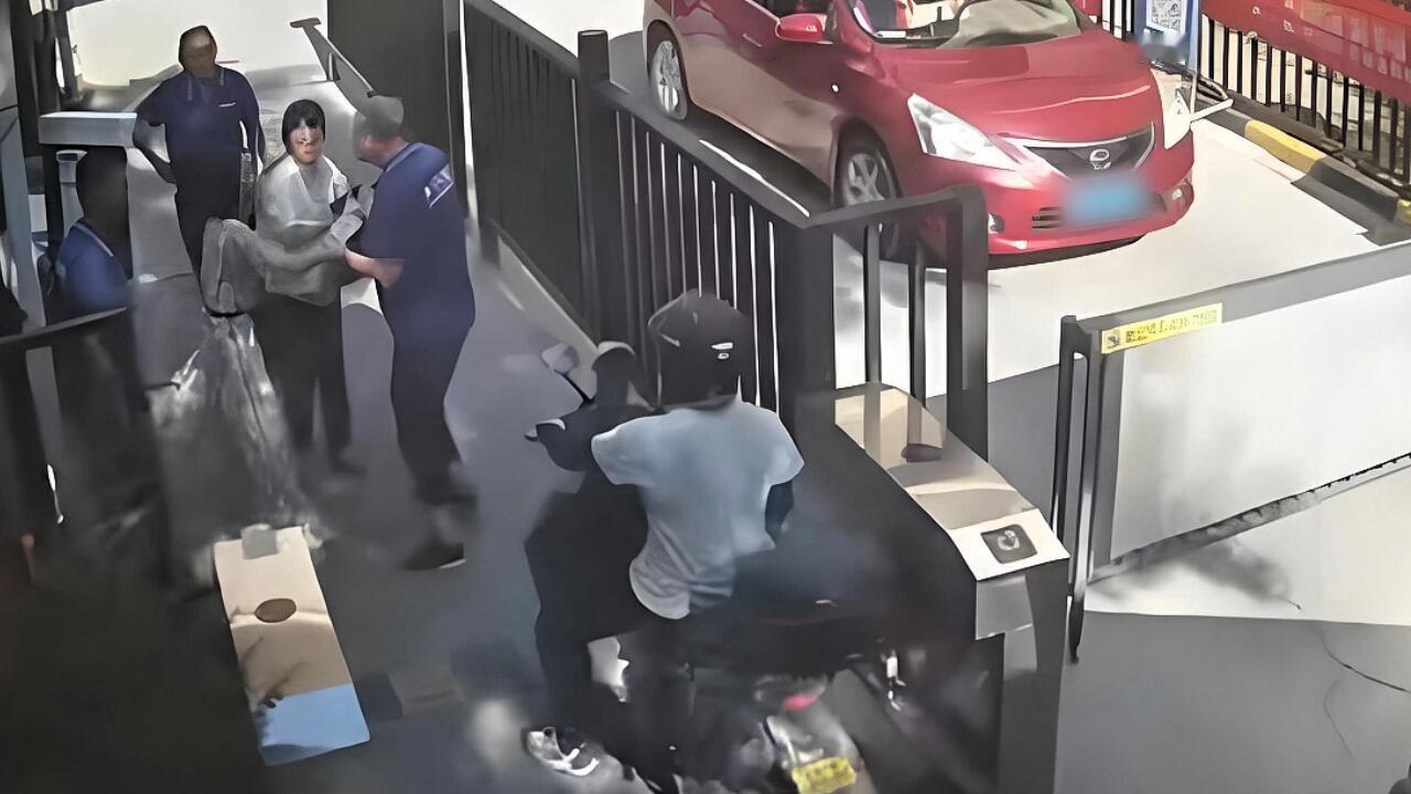 你说这事儿气人不？西安未央区一个小区，就因为在门口按规定登记个车辆信息，保安差点
