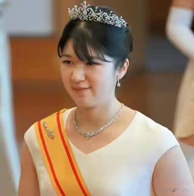 重磅雄文！炸穿日本70年底线重磅决议，让德仁天皇彻底与高市政府翻脸！右翼明火执仗