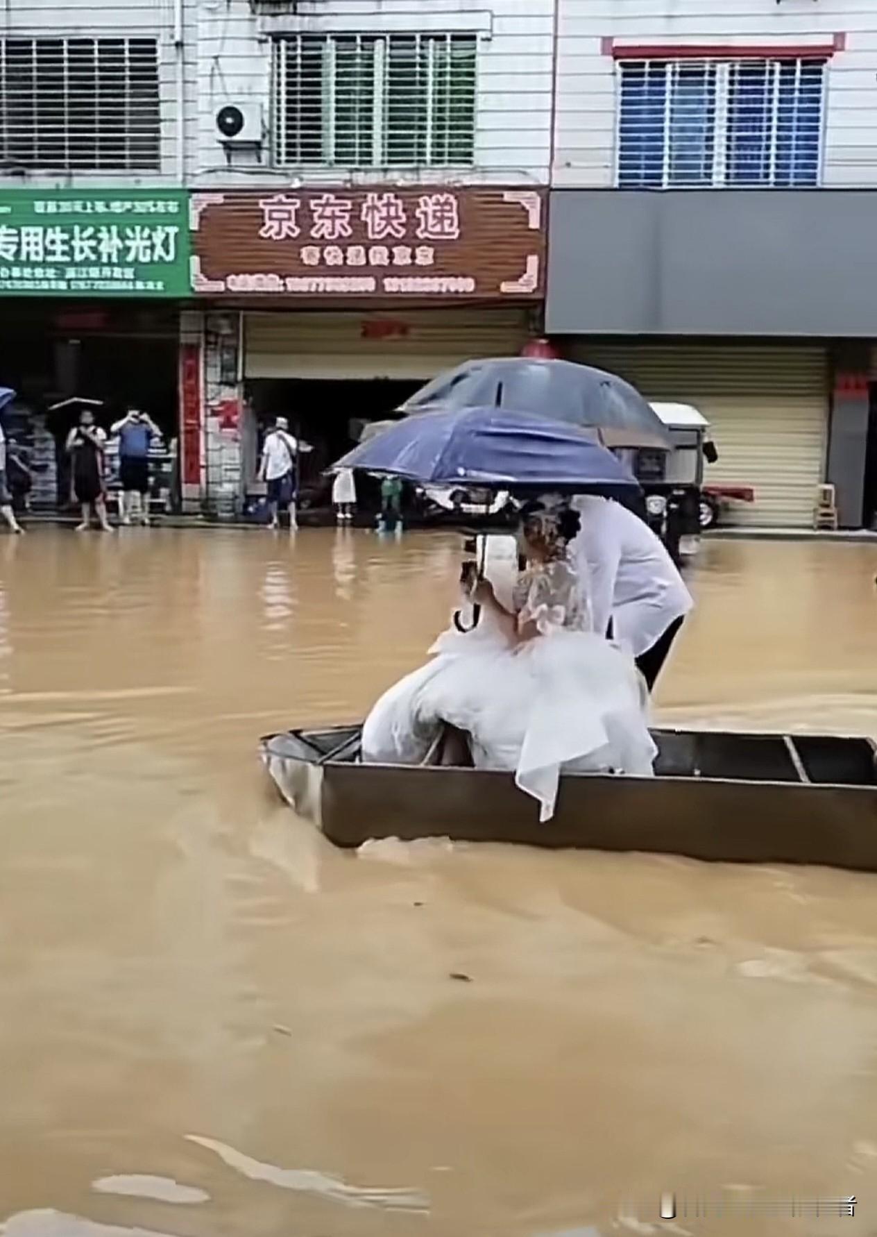 雨再大，也挡不住荆州这场婚礼。大雨是舞台，红色大棚下，齐膝深的积水和一张张泡