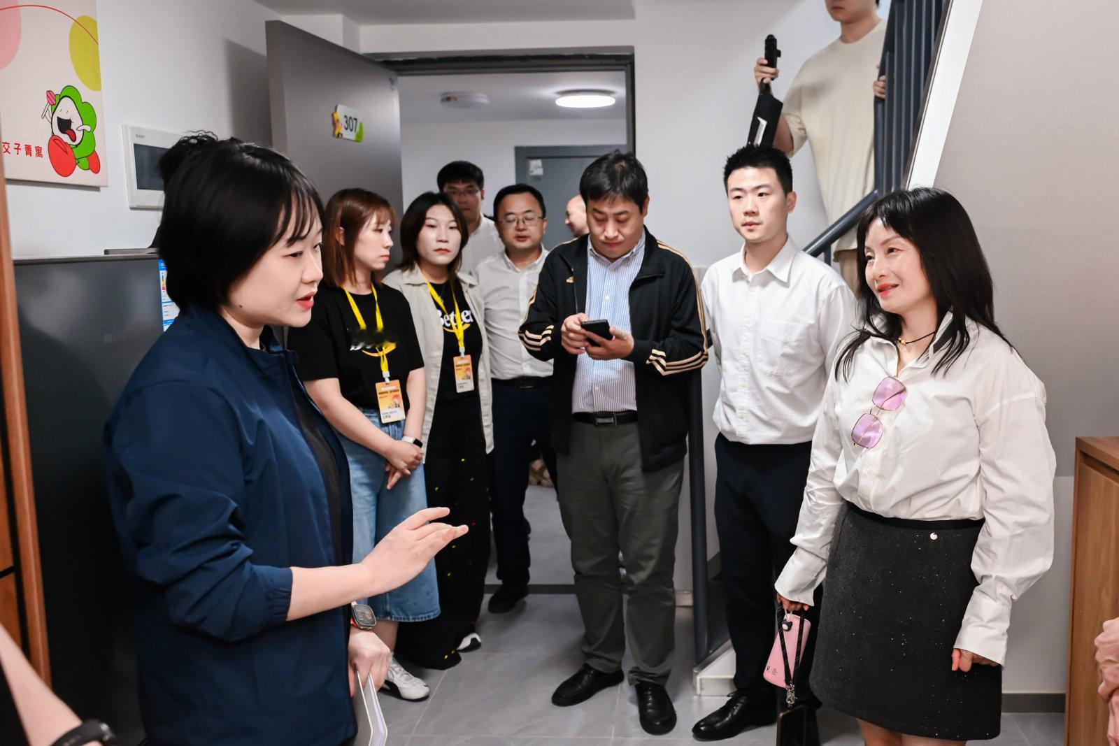#有家可回的感觉真的太踏实了#平时总收到骑手准时送达的外卖，今天发现美团的暖心举动。春熙路附近的骑手