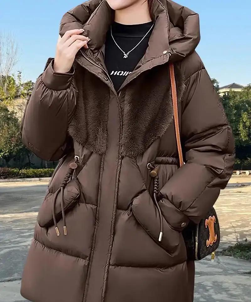 大姑姐那件两千多的羽绒服第十个冬天还在穿，袖口磨得发亮，她拍拍说还能扛零下十度。