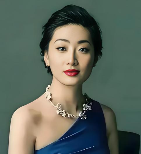 宗馥莉没输！宗馥莉摘下工牌的哪天电梯里没人知道那是她最后一天上班