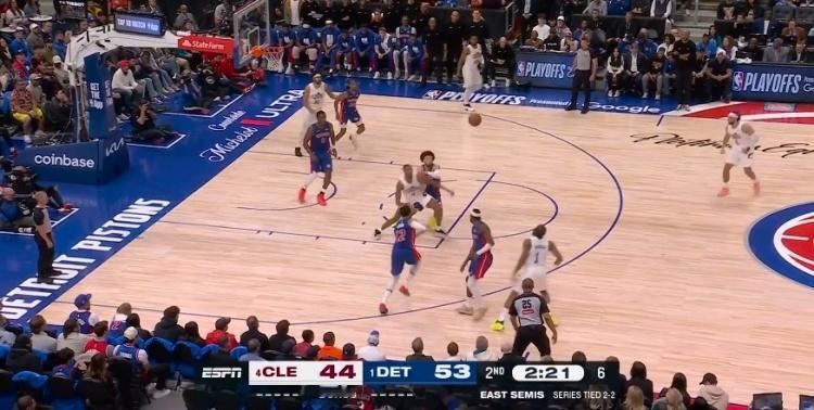 半场出现3次包夹失误，毕竟年纪大了啊！哈登作为NBA史上最成功的双能卫之一，以