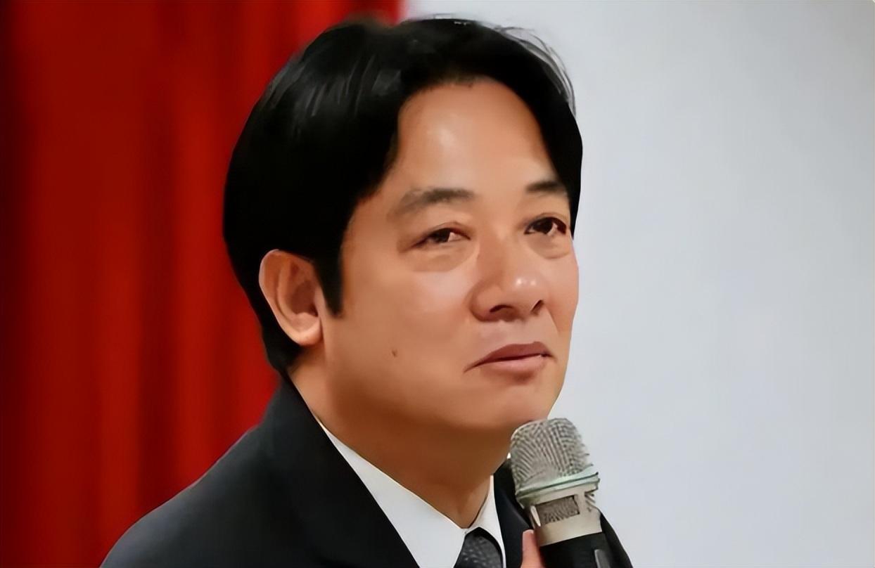 一架专机静悄悄降落台北，特朗普“弃台”露出獠牙：岛内民众终于看清了现实，两岸统一