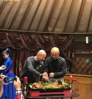 有一次，陈佩斯去内蒙古演出，刚下了飞机，就接到了腾格尔的电话：“老哥，来我家喝酒