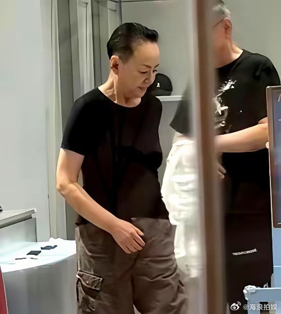 以后真不能全信网上的照片了，朋友在北京撞见宋丹丹，回来跟我感叹，真人比电视上漂亮太多​​​说她哪像6