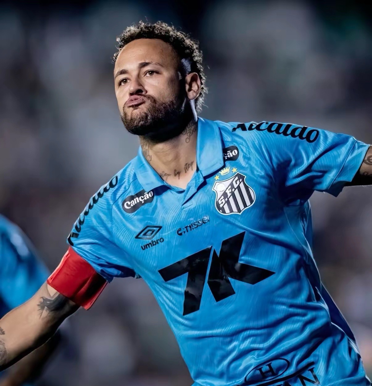 带伤出战的内马尔今天真正的成为了桑托斯的英雄！内马尔带伤上阵，在桑托斯的生死战中