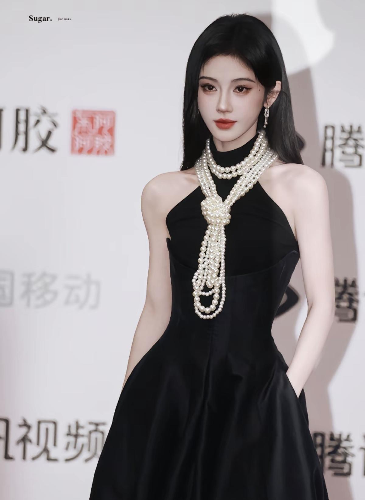 鞠婧祎状态牛逼啊，一点疲态都没有，脸上没有任何多余的纹路，脸部肌肉也很正常[给力