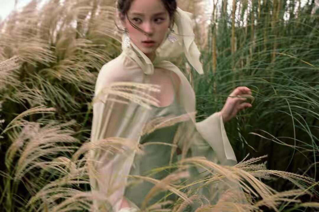 美得松弛又鲜活欧阳娜娜灵动得像误入人间的精灵。