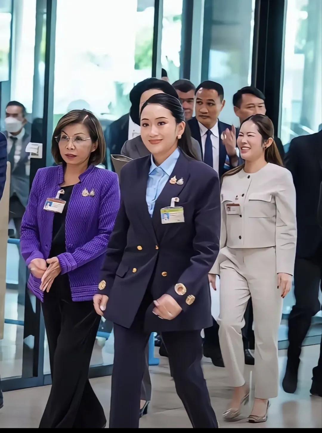 厉害了，铁娘子！近日，佩通坦文化部长现身政府大楼，跟当总理时一样，依然是众星捧月
