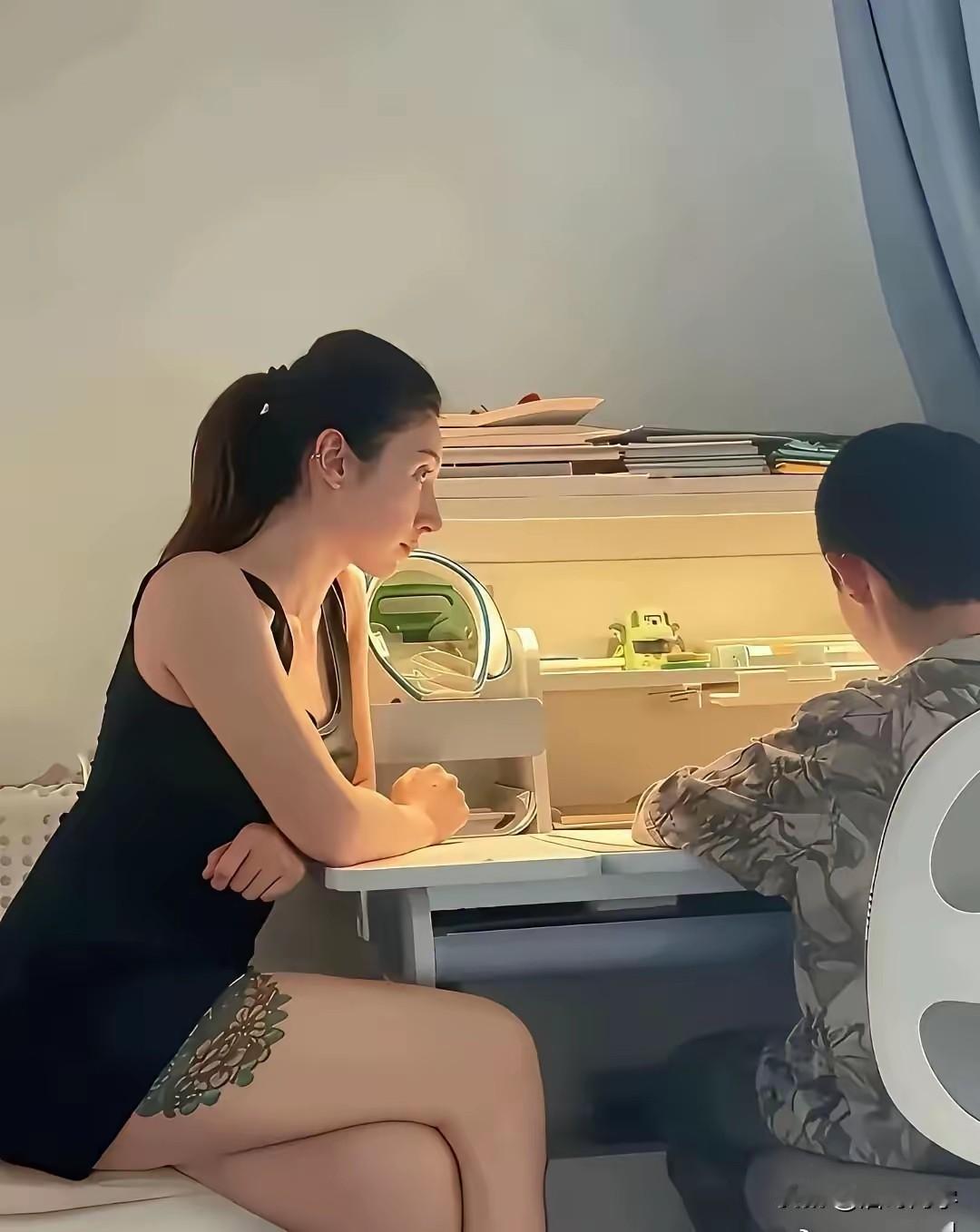 一看就知道她是一位称职的母亲……每一个优秀的孩子都离不开一个能够耐心陪伴孩子做