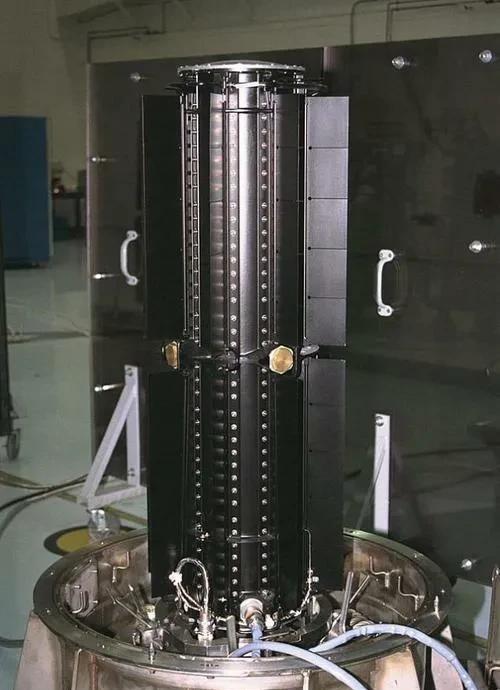 1块电池能用87年，旅行者1号的核电池内有432颗钚-238氧化物陶瓷颗粒，这些