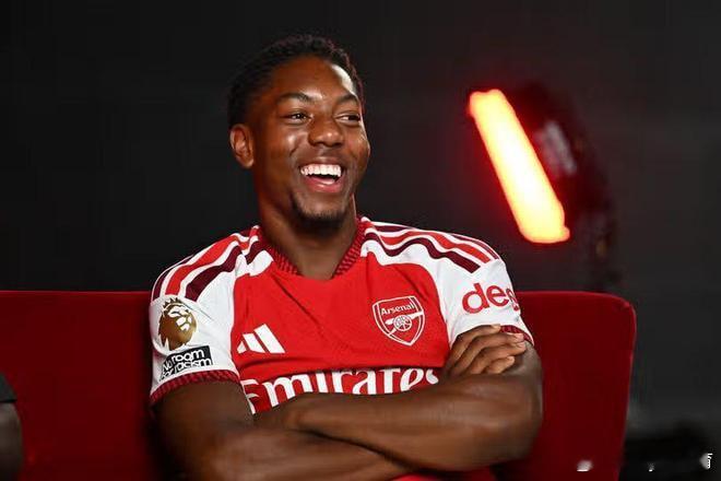 赖特发声质疑！斯凯利铁心留队，阿森纳为何不官宣其为非卖品⚽️阿森纳名宿赖特公开质