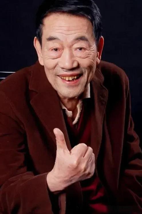 钱城是天津极品相声帮的班主，他的师父是女相声演员魏文华。钱城的直播以敢说著称，