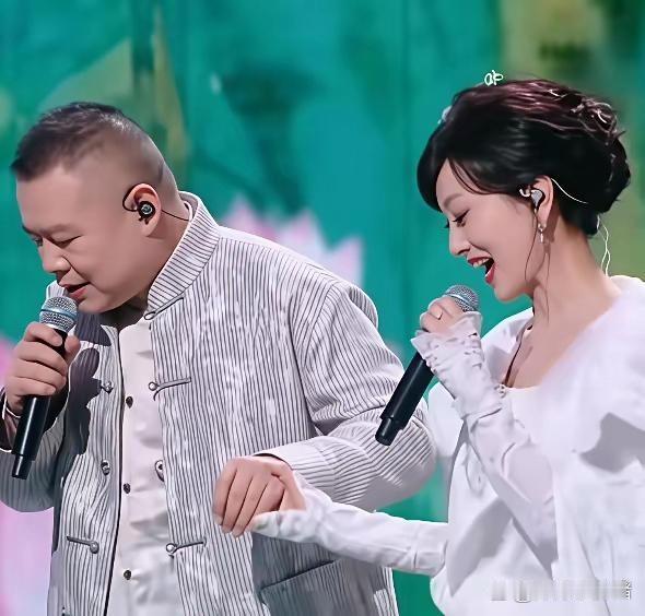 赵雅芝在春晚舞台上伸出手，握住了岳云鹏的手。岳云鹏没伸手。他捂住了自己的嘴。