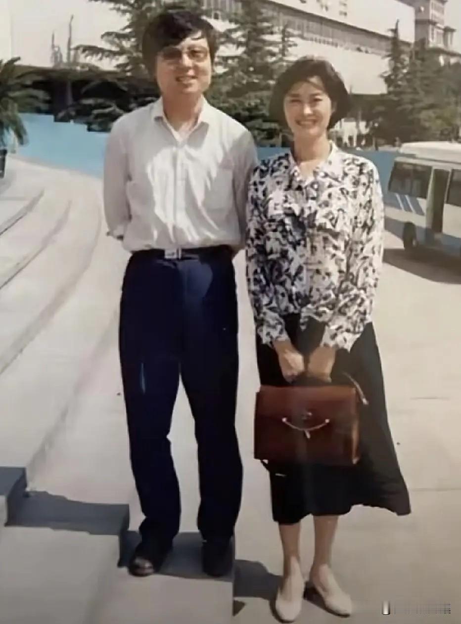 上世纪90年代，敬一丹与友人在央视办公大楼前的一张留影。1993年，38岁的她创