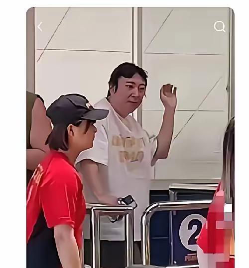实在搞不懂王思聪，明明才37岁的人，油腻、身材不自律，形象不管理，这些37岁