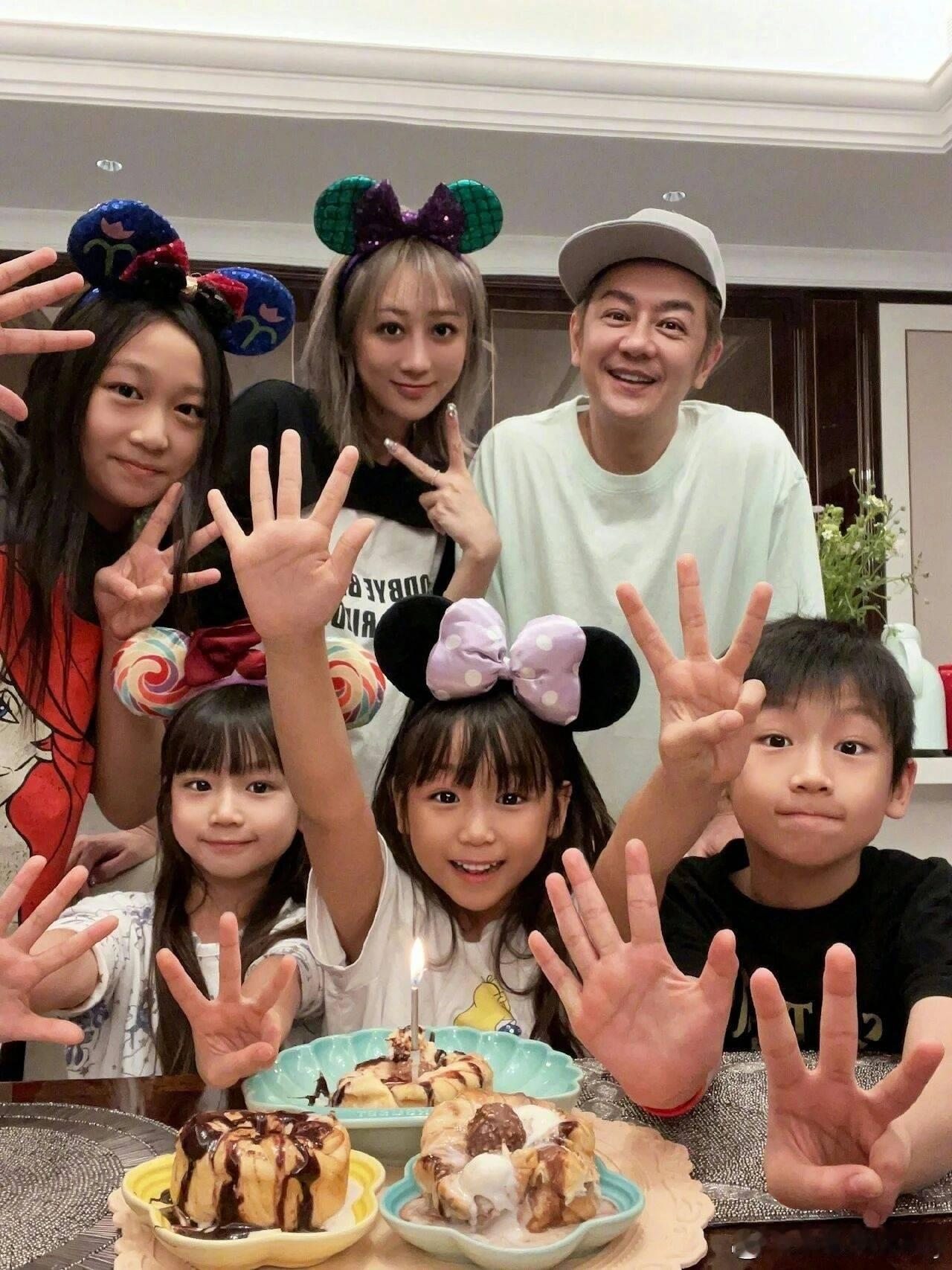 陈浩民和蒋丽莎，俩人相差16岁，俩人结婚也15年了。结婚后蒋丽莎五年剖腹产生