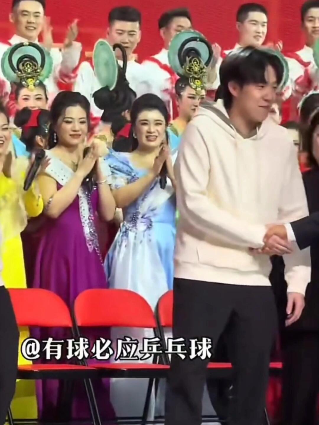 楚钦老师参加活动很受欢迎，很有礼貌，谦逊有礼，还是个大学生的样子！谁都认识这个