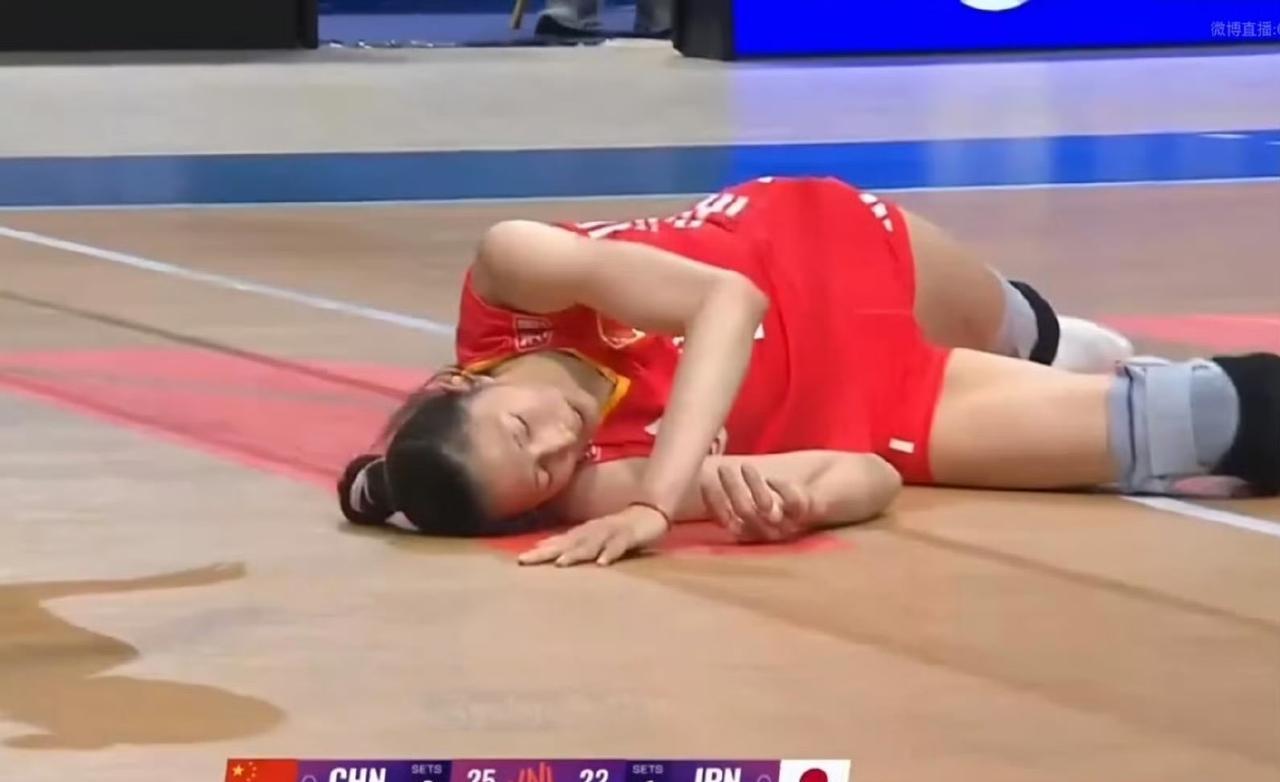 泪目了[哭哭][哭哭]吴梦洁倒地的那一瞬间，心里咯噔一下，以为她是体力不支当场晕