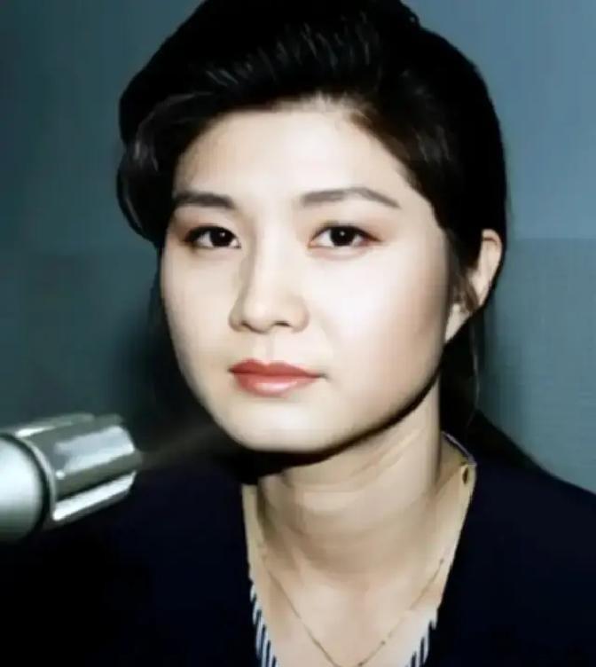 转机通道里，一个年轻女人平静地走下飞机。她手里少了一件行李，那件行李被留在她刚才