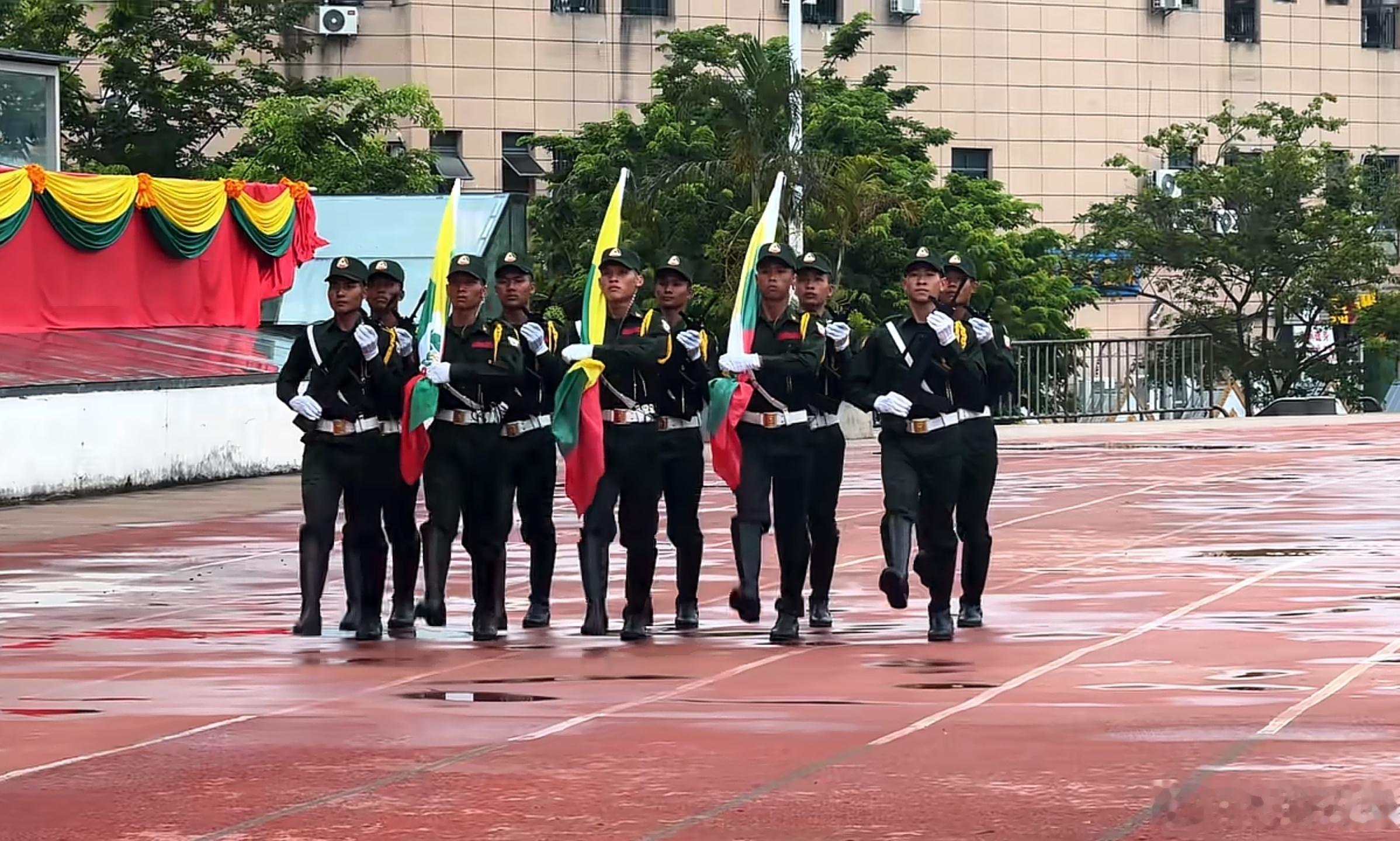 缅甸小勐拉举行阅兵活动，庆祝第四特区成立37周年。