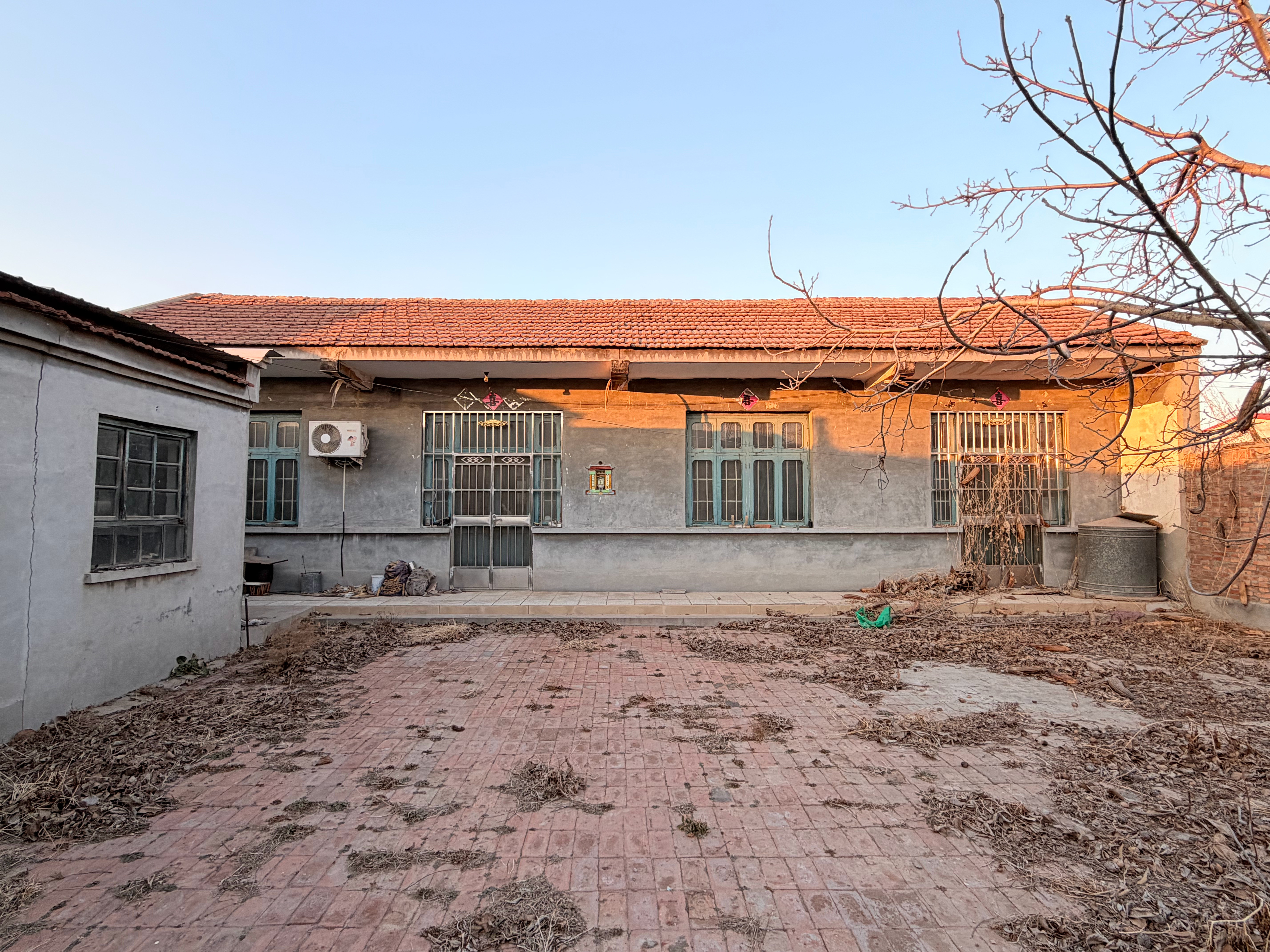 回老家看看2000平的大院子，荒废了一年多，计划今年夏天给收拾出来，勤回家看看～