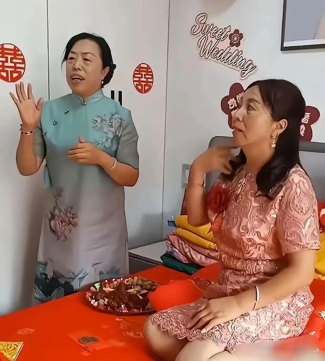 新娘看着比‎‎婆婆还‏⁠显老，至少大10‏岁的样子。⁠