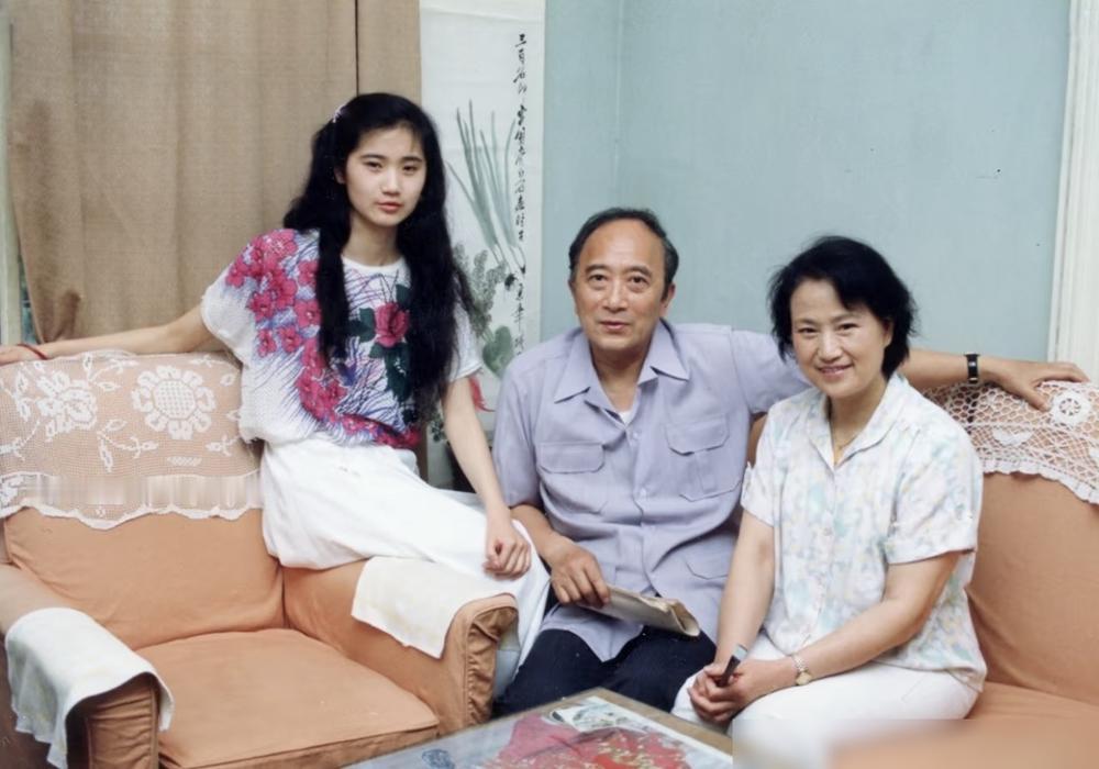 别再吹捧孙道临王文娟的神仙爱情了。这根本不是风花雪月，这是一场顶级资产的重组