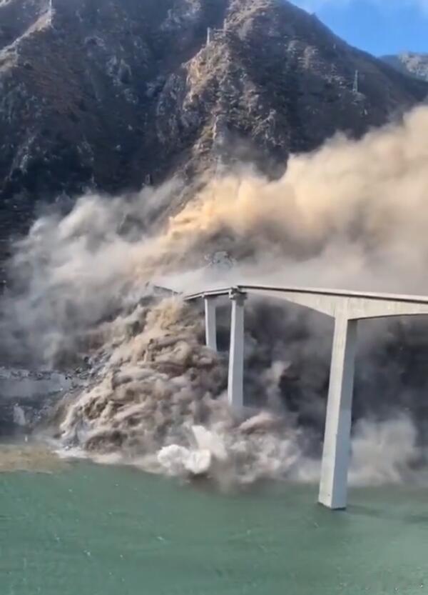 太吓人了！阿坝州的红旗大桥，在本月10日的巡线时被发现桥面有10厘米的裂缝，然后