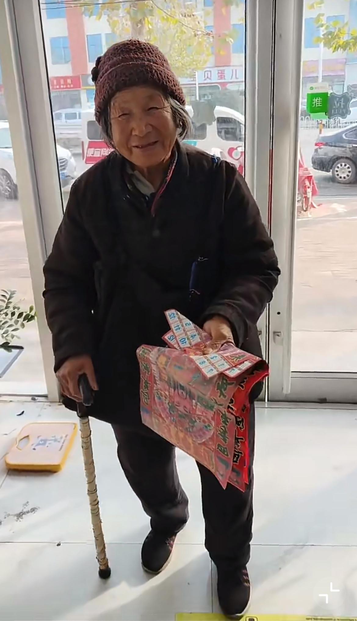 年关还没到，83岁山东大娘就开始挨家送财神，大娘看起来笑容挺和蔼的。网友问她多大