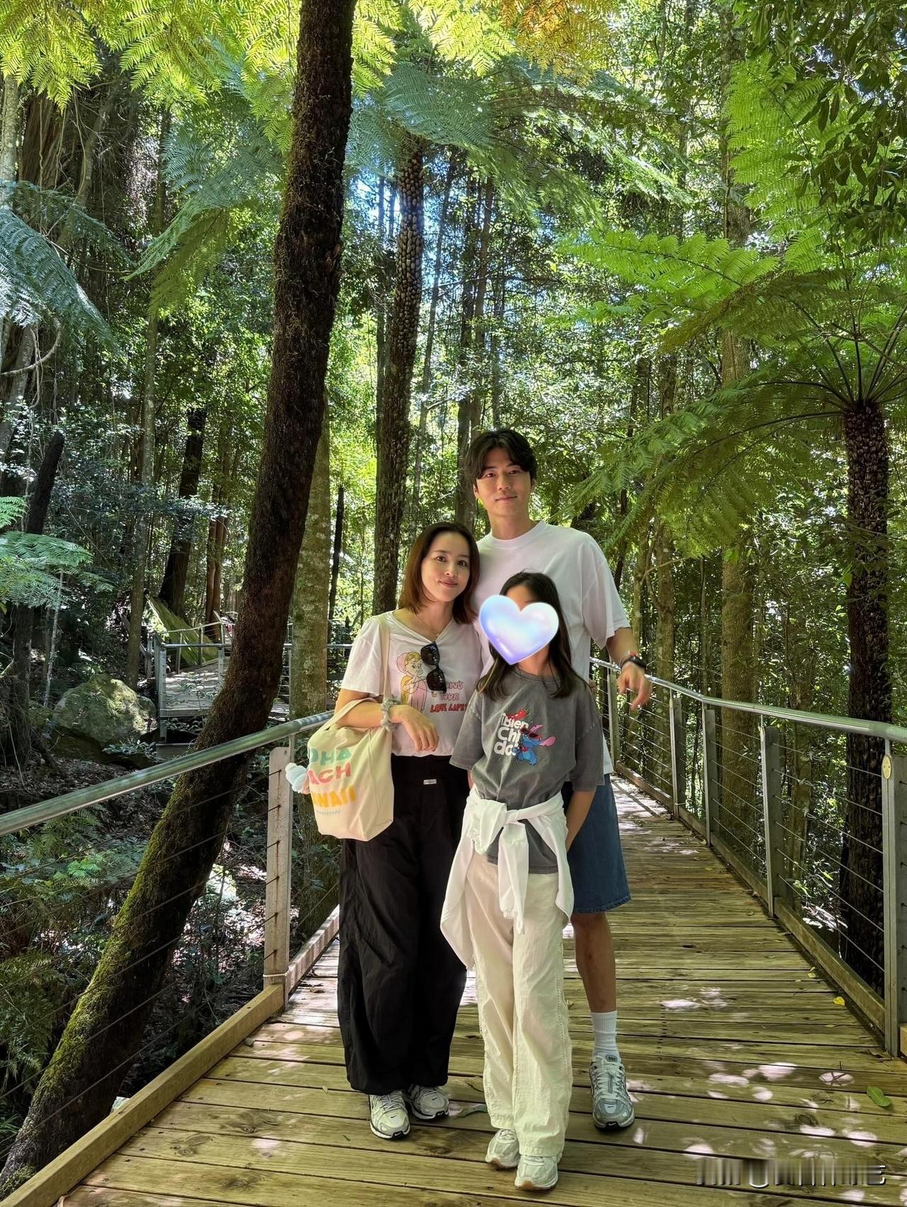 30日，演员韩惠珍在Instagram上上传了多张照片。公开的照片中，韩惠珍与奇