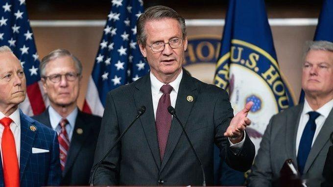 🚨突發新聞：眾議員蒂姆·伯切特表示，他認為有“書面記錄”顯示，一些被轉移到海外