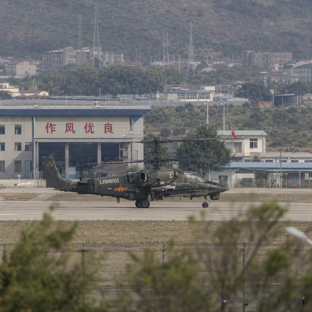 为什么现在又开始说采购卡-52武装直升机了？大家注意图1和图2，编号都一样（LH