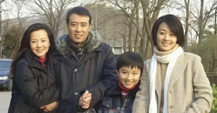 马伊琍年轻的时候挺好看的，气质一点也不输咏梅，是纯天然素颜美女，五官精致甜美，气