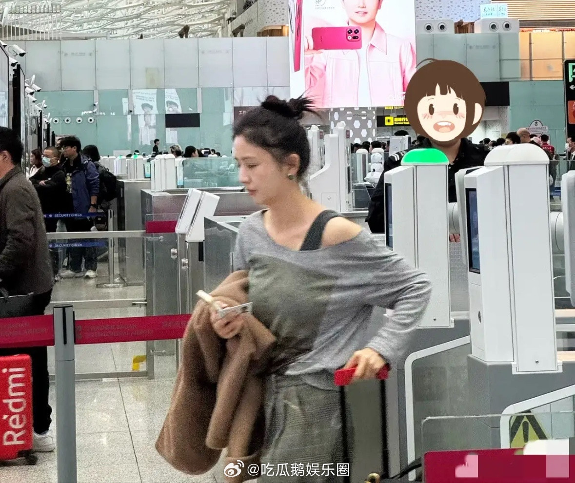 有网友在深圳机场偶遇佟丽娅，她真人好瘦，好漂亮啊！果然明星和素人是有壁的，终于理