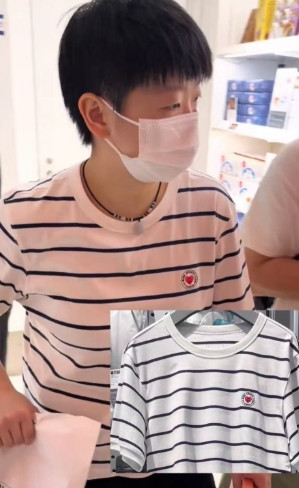 哇莎莎穿一件新衣服，莎莎平时都是李宁的常规文化衫，这一次在日本机场居然穿了新的条