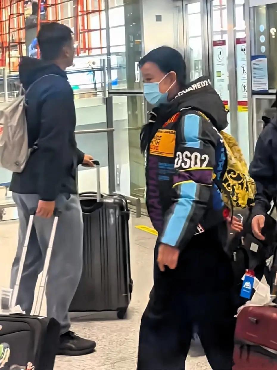 有网友在机场偶遇刘晓庆，她应该是在工作出差当中！庆奶穿衣打扮真年轻，羽绒服一穿，