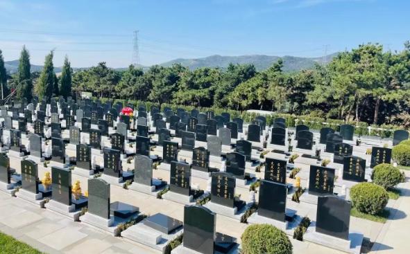 清明节，发现了一个怪现象：家庭越穷，越是没有几个人扫墓，甚至一个人都没有；家