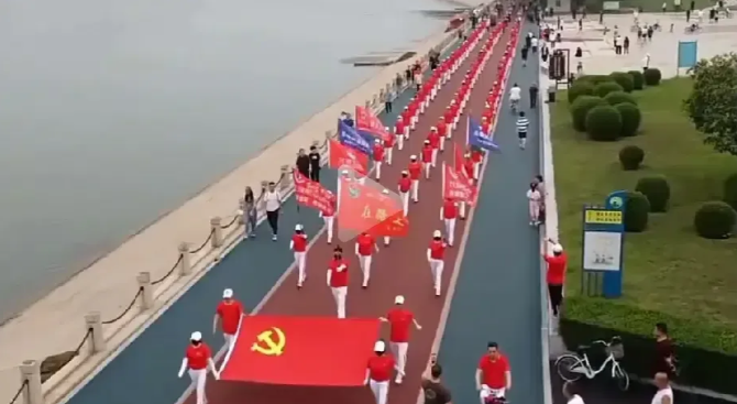 不思悔改，变本加厉！辽宁朝阳市的这支暴走团，为了对抗公众舆论的批评，竟然请出党旗