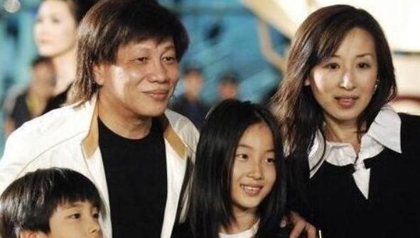 1979年，梁小龙的妻子黎爱莲在自己家楼下散步，被一陌生男子拿硫酸泼了脸，之后便
