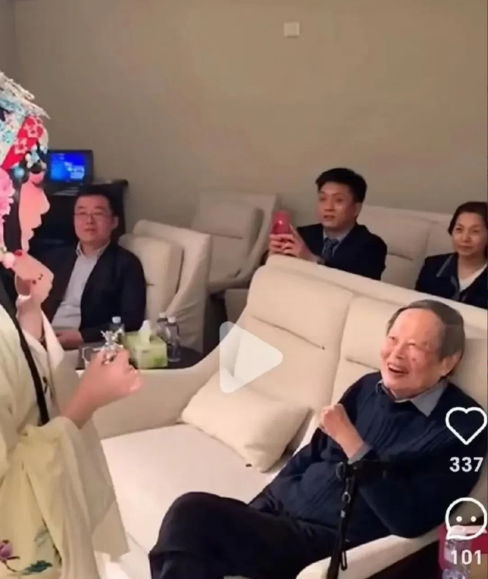 21年了，这段相差54岁的婚姻，终于被世人理解。  她所获得的，远不止财富与名